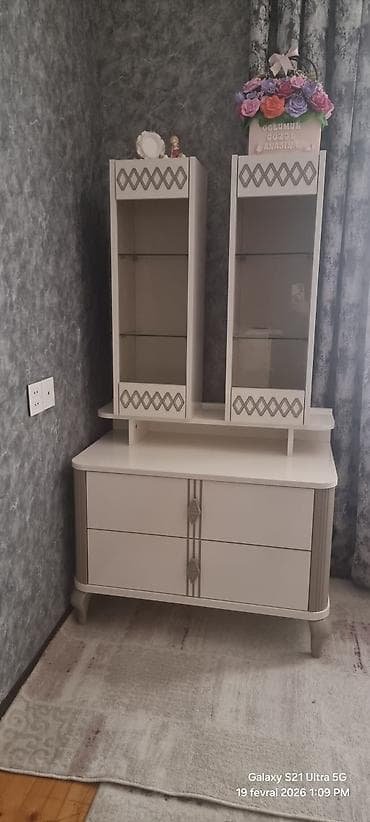 guzgulu masa: Ağ rəngdə modern yemək otağı mebeli dəsti Tərkibi: - Konsol-bufet — 10