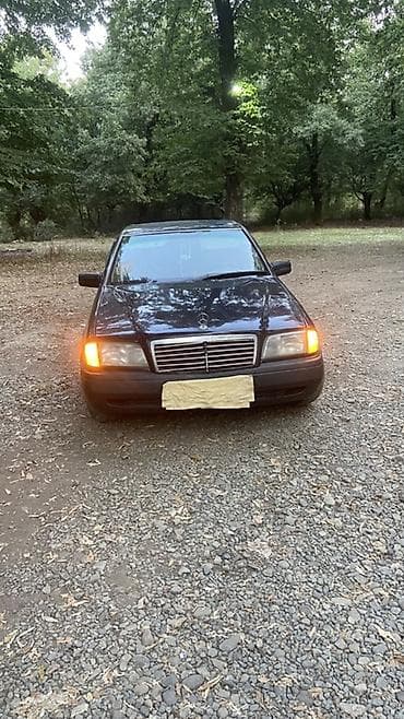 Mercedes-Benz 220: 2.2 l | 1995 il Sedan