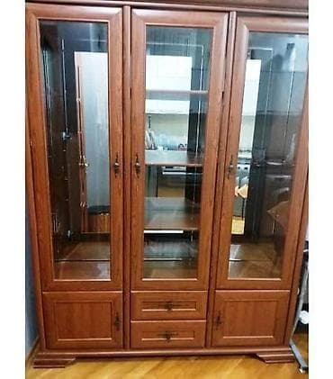 şifoner dolab: Polşa istehsalı olan qonaq otağı üçün şkaf satılır. yan polkalar şüşə — 2