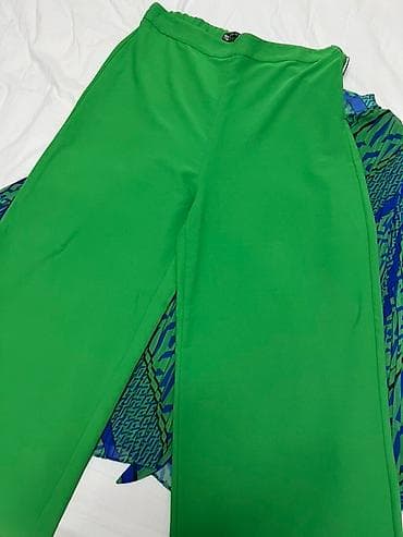 bts canta: Yaşıl və mavi rənglərdə həndəsi naxışlı, uzunqol büzməli qadın bluzu — 3