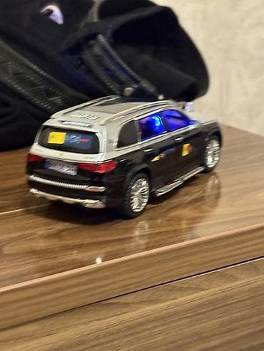 Oyuncaq model maşın – lüks SUV tipli die-cast metal və plastik qarışıq — 1