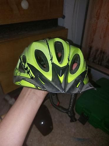 navigator velosiped: Velosiped dəbilqəsi – parlaq neon-sarı rəngdə, qara qrafik naxışlı — 2