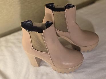 qara qadın krosovkaları: Bej rəngli qadın botları – qalın platforma və hündür kvadrat dabanlı — 2