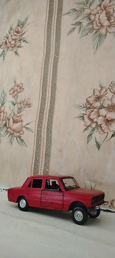 Qırmızı “klassik” sedan model maşın – kolleksiya üçün - Miqyas 1.24 lalafo.az -da Qırmızı “klassik” sedan model maşın – kolleksiya üçün - Miqyas 1.24