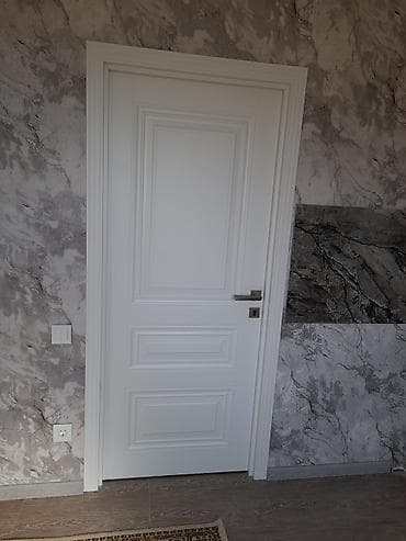 Məhsul: Ağ daxili qapılar və dekorativ divar örtüyü (daş/mermer