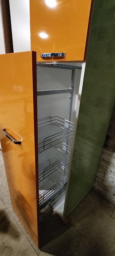 Əla vəziyyətdə. Soyuducu olan hissə 3m, digər tərəf 2.70m. Keyfiyyətli — 3