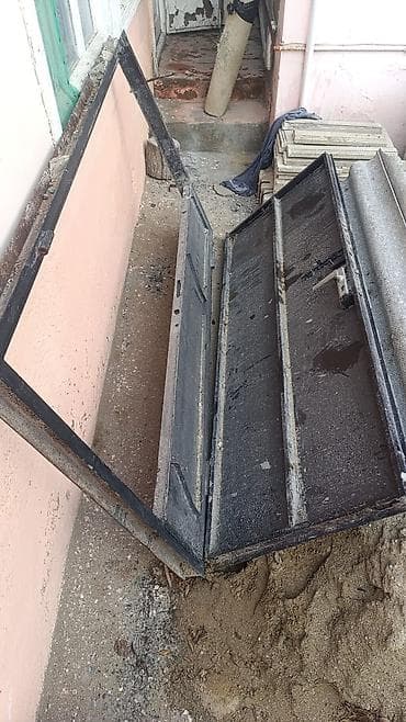 17 şam: Metal qapı, möhkəm konstruksiyaya malikdir və əsasən boz rəngdədir — 1