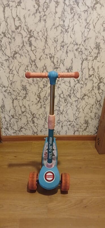 uşaqlar üçün tekerli krosovkalar: Uşaqlar üçün hazırlanmış bu skuterdə iki ön təkər və bir arxa təkər — 3