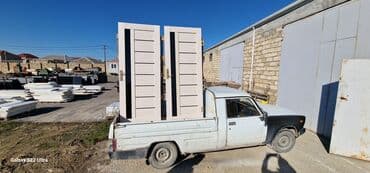 Ağ-bej rəngdə daxili qapılar – modern üslub - Dizayn: Paralel enli