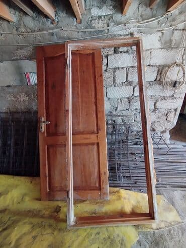 Furnitura və aksessuarlar: Taxta qapı taxta çərçivə ilə birlikdə təklif olunur. Qapı qəhvəyi — 3