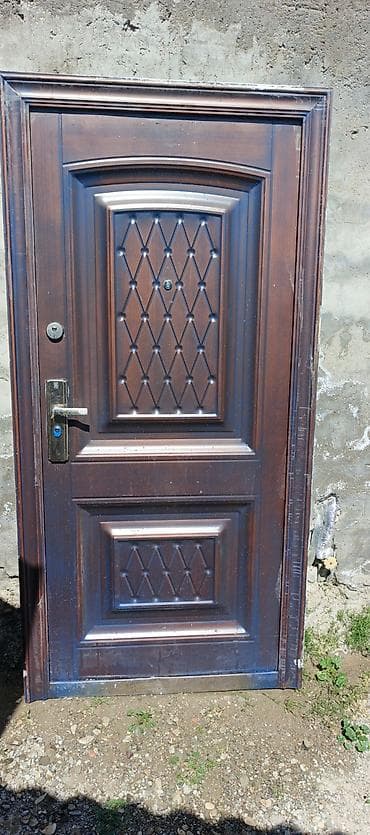 Metall giriş qapısı satilır istəyən olsa zəng vursun - Material