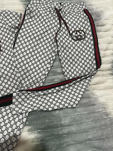 desd paltarlar: 80manata alınıb
M razmerdir
1 dəfə geyinilib çox səliqəlidir — 2