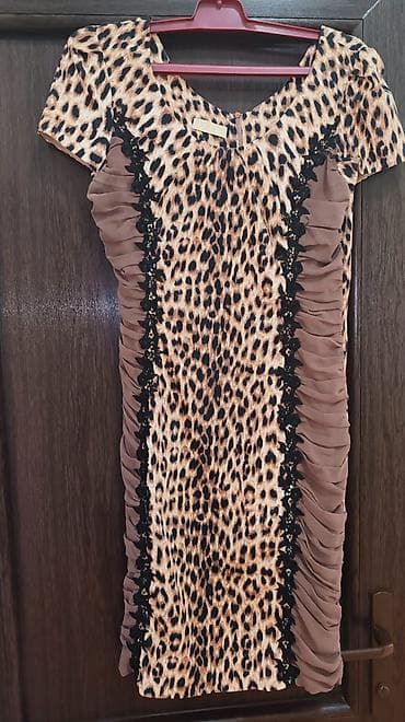 Qadın paltarları dəsti 1) Leopard naxışlı, qısaqol qələm kəsimli