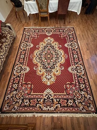 antik xalca: Klassik dizaynlı xalça - Ölçü: təxminən 2,5 m x 3,5 m (böyük otaqlar — 1