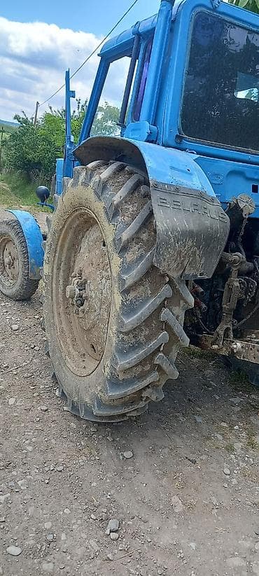 Mavi rəngli MTZ tipli təkərli traktor - Tam kabinalı quruluş, geniş — 8