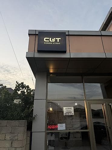 son zeng dekor: CUT Barber Studio – işıqlı reklam lövhəsi satılır. Üzərində açıqdır — 5
