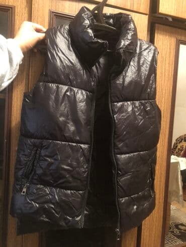 muhafize polisi formasi: Qara rəngli şişme /jilet - Parlaq səthli, yastıqlı şişme dizayn - — 1