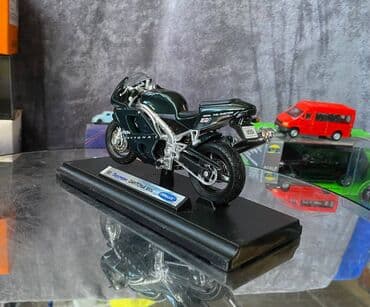 шлем для мотоцикла: Коллекционная модель Triumph Daytona 955i dark Green 1997 Welly Scale — 12