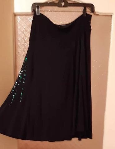 boy uzadan: Zərif qara ətək, yaşıl bəzək detalları ilə vurğulanmışdır. Bu ətək — 1