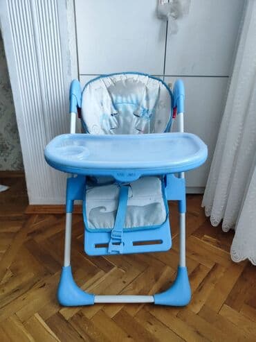 qidalandırmaq üçün uşaq stul yelləncək: Uşaq yemək stulu – mavi/ağ rəngdə, metal ayaqlı təkərlidir. masa çıxır — 1