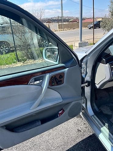 sador disk: Mercedes-Benz E-Class sedan (W210), gümüş rəng. Əsas xüsusiyyətlər: - — 3