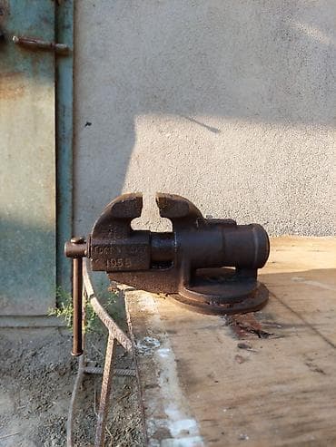 Metal məngənə .Sovet istehsalı.Keyfiyyətli metal gövdə.Yaxşı lalafo.az -da Metal məngənə .Sovet istehsalı.Keyfiyyətli metal gövdə.Yaxşı
