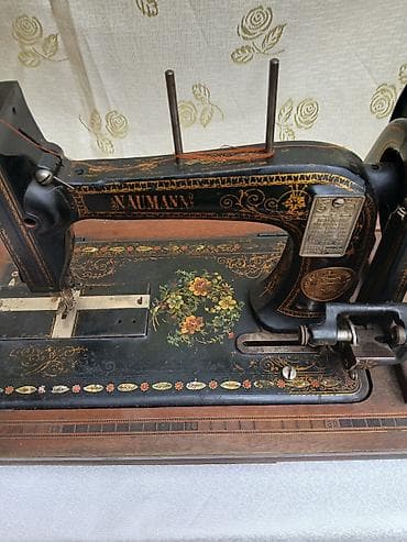 qedmi pullar: Antik pedal tikiş maşını – taxta qutulu - Model: Podolsk/Adler tipli — 5