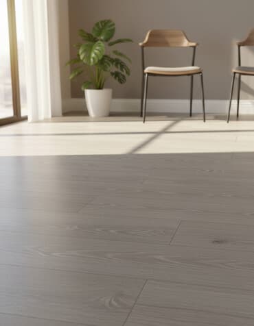 Ağac teksturalı, boz rəngli laminat döşəmə paneli. Ev və ya ofis