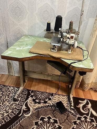 Sənaye overlok tikiş maşını – masa və pedalla birlikdə - 3 iplikli
