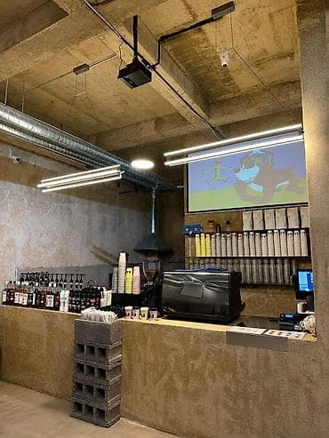 kafe divani: Stullar ilə, Yumru masa — 9
