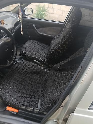 panel vurmaq: Daewoo Nexia sedan – gümüşü rəng Xüsusiyyətlər: - Kuzov: 4 qapılı — 1