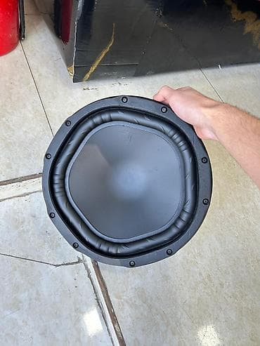Oval formalı subwoofer dinamik - Markalanma: arxa hissədə “JBL” və
