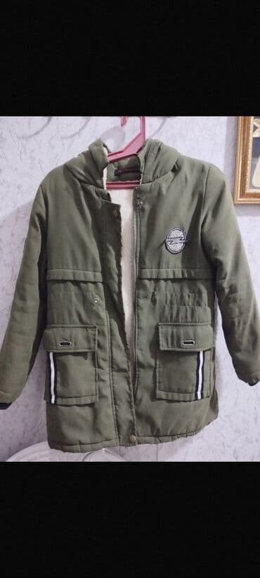 Uşaq üçün kapüşonlu parkа – yaşıl (xa ki) rəngdə. Xüsusiyyətlər: -