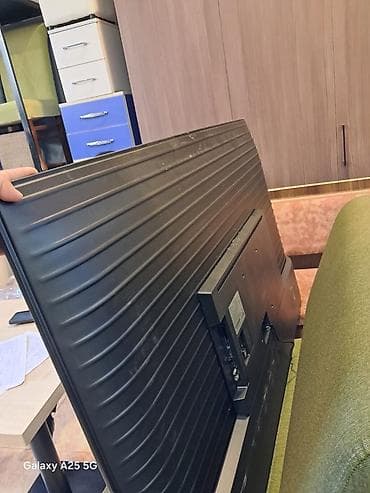 Смарт ТВ приставки: Б/у Телевизор Samsung LED экран 65" 4K (3840x2160) — 3