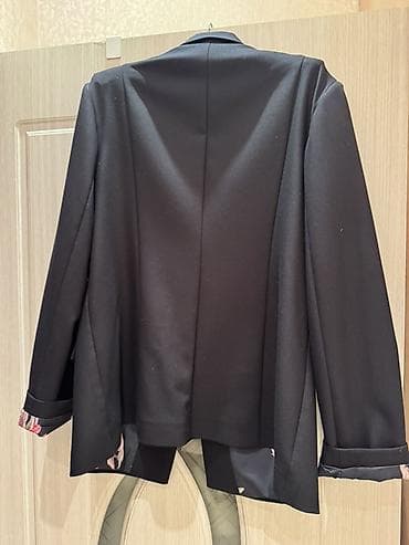 kamplekt: Черного цвета костюм в отличном состоянии . Длина брюк 100 см длина — 4