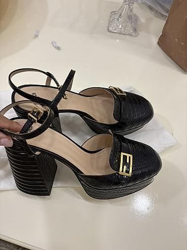 Босоножки, сандалии, шлепанцы: Original Fendi Roma qadın sandaleti - Model: Qalın hündür dabanlı — 1