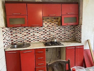 Qırmızı rəngli mətbəx mebeli dəsti Təmir gedir dəyişilir.Real