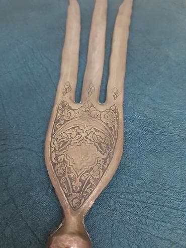 divarda dekor: Məhsul: Üçdişli Mis Nize basligi Təsvir: - Material: Dəmir/metal — 2