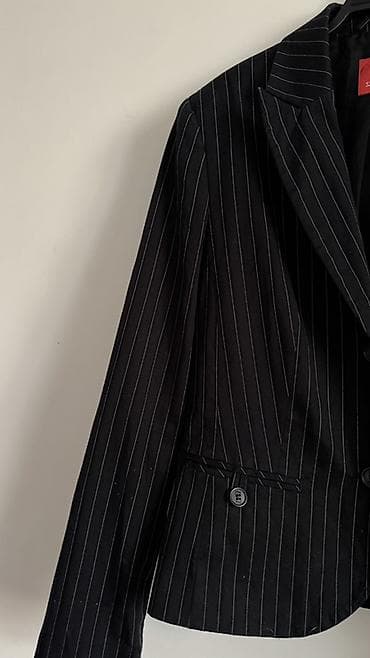 Qadınlar üçün qara rəngli, nazik ağ zolaqlı klassik blazer. İki — 2