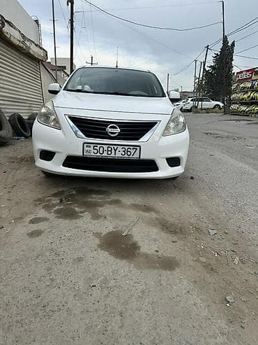 on suse: Nissan Sunny sedan – ağ rəng, 4 qapı, arxa baqaj spoyleri ilə. Praktik — 8