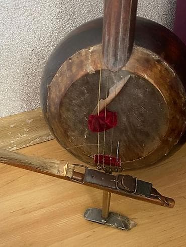 kamança satışı: TECILI SATILIR Kamança və yayi,yayinda qiriq var yapisdirmisam,onun — 2