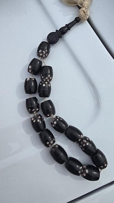 damaşnik ne demek: Qara kəhraba üslubunda təsbeh - Rəng: parlaq qara, muncuqlarda ağ — 3