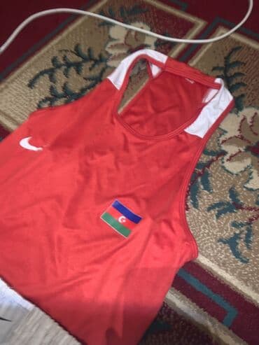 Maskalar, eynəklər: Boks dəsti - Qırmızı rəngdə boks forması: atlet və şort. Atletin ön — 4