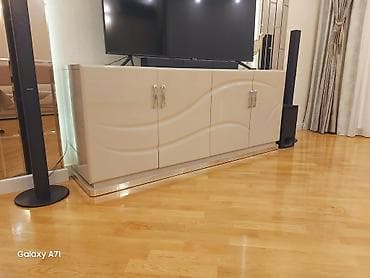 komodlar: Düz TV altlığı, Polkalı — 2