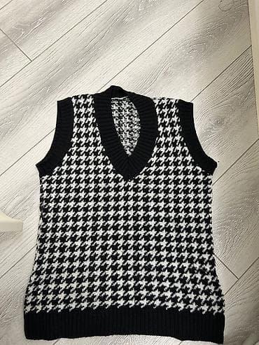 Jiletlər: Qara-ağ “houndstooth” (itburnu) naxışlı trikotaj jilet. - Model — 1
