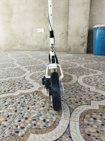velosiped 4 təkər: Ağ rəngli, təkərləri qara olan bu skuter şəhər gəzintiləri və ya qısa — 3