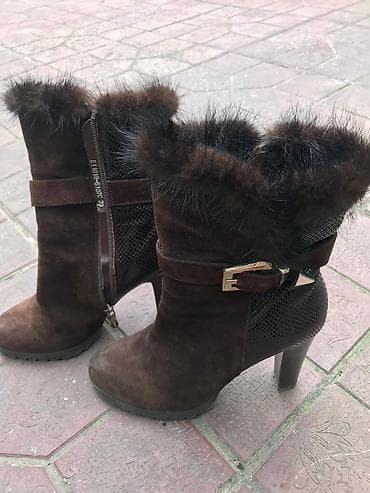 qadın çəkmələri: Qəhvəyi rəngli süet qadın yarımboğaz çəkmələri təqdim olunur. Bu — 1