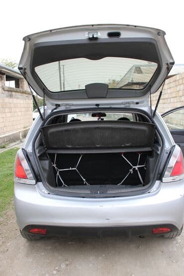 15 disklər: Kia Rio hatchback – gümüşü rəngdə, 5 qapılı şəhər avtomobili. Xarici — 9