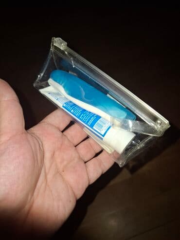 deri sumka: Şəffaf plastik çantada qablaşdırılmış səyahət gigiyena dəsti. Dəstə — 2