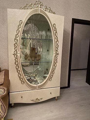 vitrin dolab: Klassik üslubda vitrin şkaf - Rəng: krem/ivori, qızılı ornamentlərlə — 1